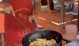 娱乐吃瓜酱摆摊,娱乐吃瓜酱的美食传奇